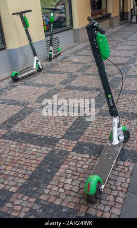 Prague, RÉPUBLIQUE TCHÈQUE – 22 JANVIER 2020: Les scooters de chaux garés à Prague un après l'interdiction a été proposé par la ville Banque D'Images