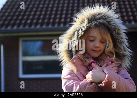 Portrait d'une fille dans un Moment Paisible en couleur Banque D'Images