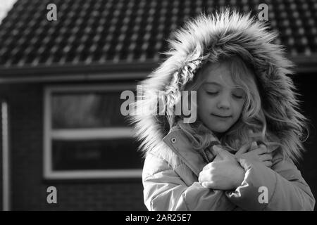 Portrait d'une fille dans un Moment Paisible en noir et blanc Banque D'Images