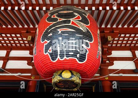 Gros plan de la lanterne géante rouge accrochée à la porte du temple Sensoji à Asakusa, Tokyo, Japon Banque D'Images