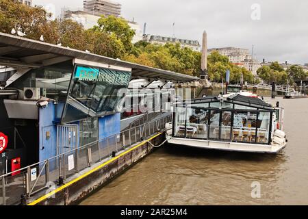 Londres, ROYAUME-UNI - 03 oct. 2019 : quai de ferry sur la Tamise à Londres, Royaume-Uni. Banque D'Images