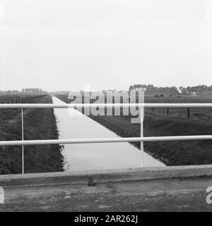 Normalisation des cours d'eau, excavation et amortissement des fossés, cousus de ponte, plongeurs et jardinage, canaux, aperçus, tuyaux, caleçons de lotissement ruurlosse nord Date : septembre 1963 lieu : Gueldre, Ruurlo mots clés : plongeurs et jardinage, fossés de creusage et d'amortissement, canaux, égouts de ponte, normalisation des cours d'eau, aperçus Nom : consolidation des terrains perdant le pantalon de ruurant au nord Banque D'Images
