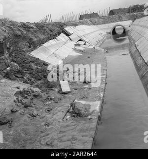 Normalisation des ruisseaux, fossés de creusement et d'amortissement, cousus de ponte, plongeurs et jardinage, tuiles en béton, tuyaux, installations de remblai, lollebeek Date: Mai 1965 lieu: Amérique, Horst mots clés: Tuiles en béton, plongeurs et jardinage, fossés de creusage et d'amortissement, couperage, tuyaux, normalisation des ruisseaux, remblais Nom: Swap llebeek Banque D'Images