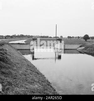 Normalisation des cours d'eau, fossés de creusement et d'amortissement, égouts de pose, plongeurs et jardinage, réservoirs Date: 1965 lieu: Drenthe, Zuidwolde mots clés: Plongeurs et jardinage, fossés de creusage et d'amortissement, égouts de pose, normalisation des cours d'eau, réservoir Nom de l'institution: Water Board Riegmeer Banque D'Images