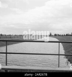 Normalisation des cours d'eau, excavation et amortissement des fossés, coupage, plongeurs et jardinage, aperçus, canaux, couplages, Nieuwe Wetering, Soestwetering Date: Août 1965 mots clés: Plongeurs et jardinage, excavation et atténuation des fossés, canaux, chaîne d'accouplement, cousuage, normalisation des cours d'eau, aperçus Nom personnel: Nieuwe Wetering, Suestwetering institution and Sallering nom Banque D'Images