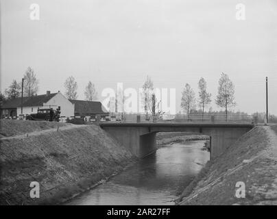 Rijksweg Maastricht-Roermond Date: Non daté lieu: Limbourg, Susten mots clés: Ruisseaux, ponts, plongeurs et jardinage, excavation et amortissement des fossés, cousus pond , normalisation des ruisseaux, flood graph, routes Banque D'Images