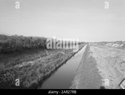 Normalisation des cours d'eau, fossés de creusement et d'amortissement, égouts de pose, plongeurs et jardinage, arrosage, Goelingerswjk Date: Juillet 1957 lieu: Goelingerswjk mots clés: Plongeurs et jardinage, fossés de creusement et d'amortissement, égouts de pose, normalisation des cours d'eau, arrosage Banque D'Images