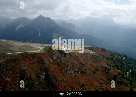 Vue aérienne du musée de la montagne Corones Messner à Kronplatz, Dolomites, Italie. Banque D'Images