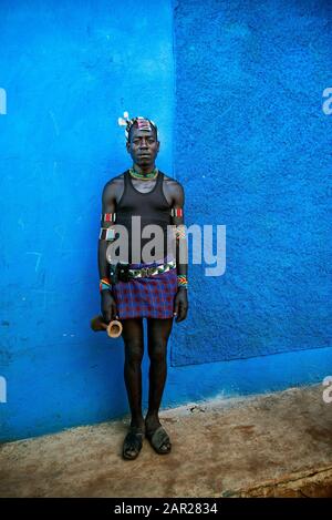 Omo VALLEY, ETHIOPIE - 09 AOÛT 2018: Homme musclé non identifié Banna sur le marché hebdomadaire Key Afer. Banque D'Images