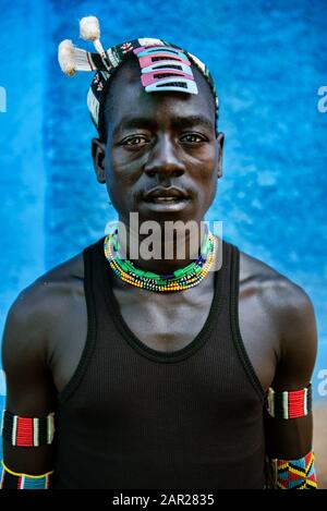 Omo VALLEY, ETHIOPIE - 09 AOÛT 2018: Homme musclé non identifié Banna sur le marché hebdomadaire Key Afer. Banque D'Images