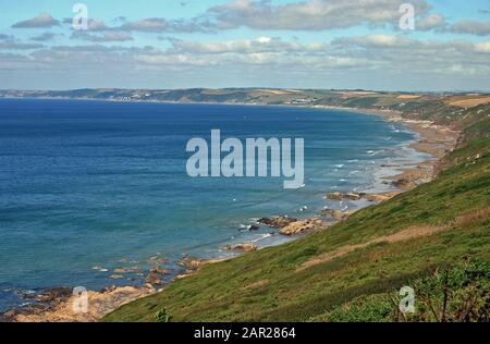 Baie Whitsand en direction de l'ouest de Rame Head vers Portwrinkle, Tegonhawke et Tregantle dans le sud-est des Cornouailles Banque D'Images