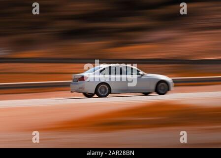 Manisa, Turquie - 17 03, 2019. Voiture BMW de couleur blanche prise avec panoramique technique avec flou de mouvement. Banque D'Images