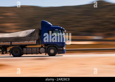 Manisa, Turquie - 17 03, 2019. Camion bleu tourné avec la technique panoramique comme vitesse sur la route avec flou de mouvement. Banque D'Images