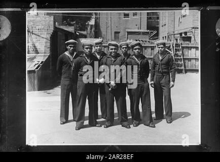 Rh. Mme Dan. Crevettes en Australie. Types marins indonésiens Date: 1945 lieu: Indonésie mots clés: Portraits de groupe, marine, marins, seconde Guerre mondiale Banque D'Images