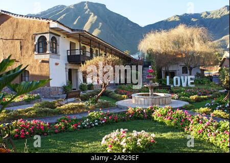 Les beaux jardins et jardins d'un hôtel situé dans la Vallée Sacrée au Pérou Banque D'Images