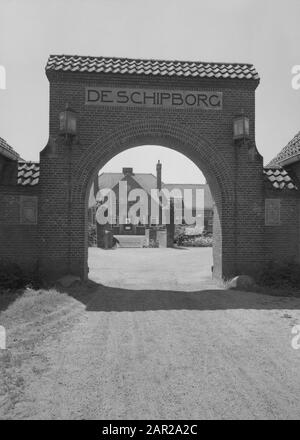 Landgoed De Schipborg (Drenthe). Porte d'entrée ferme modèle annotation: Ferme modèle de Schipborg. Commandé par A.G. Kroller en 1914, conçu par H.P. Berlage (1856-1934), ferme rationnellement construite. Date: Août 1957 lieu: Drenthe, Schipborg mots clés: Fermes, bâtiments, modèles, portes Banque D'Images