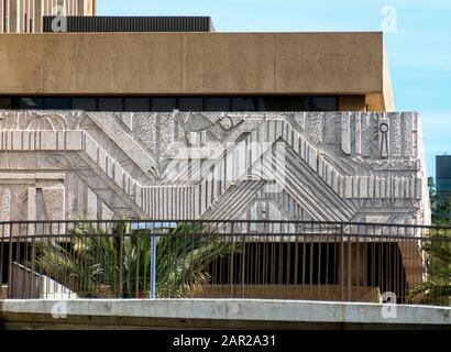 Gros plan de la frontière en pierre sculptée qui décorera le nouvel hôtel de ville de Santa Ana, un monolithe de béton construit dans le style international moderne dans les années 1970. Banque D'Images