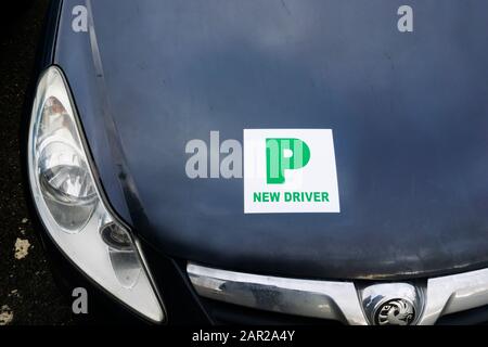 Un panneau P New Driver à l'avant d'une voiture. Banque D'Images