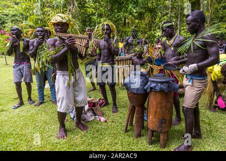 Sing-Sing traditionnel avec des invités étrangers sur l'île de Tautsina, Bougainville, Papouasie-Nouvelle-Guinée Banque D'Images