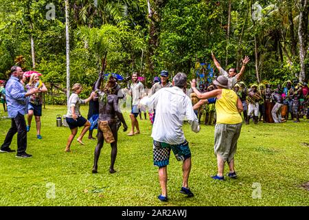 Sing-Sing traditionnel avec des invités étrangers sur l'île de Tautsina, Bougainville, Papouasie-Nouvelle-Guinée Banque D'Images