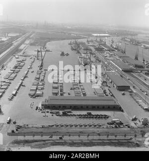 Capture d'air. Port and Roads (Rotterdam?) Date: 1968 mots clés: Ports, images aériennes Nom de l'institution: Princess Margriethaven Banque D'Images