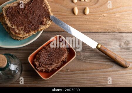 Tartinade au chocolat végétalien à base de beurre d'amande biologique et de cacao et de miel biologiques Banque D'Images