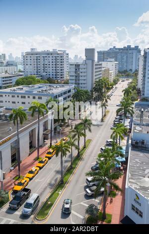 Vue élevée vers Collins Avenue et Lincoln Avenue dans South Beach, Miami Beach, Miami, Floride, États-Unis d'Amérique, Amérique du Nord Banque D'Images