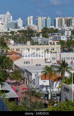 Vue élevée vers Collins Avenue et Lincoln Avenue dans South Beach, Miami Beach, Miami, Floride, États-Unis d'Amérique, Amérique du Nord Banque D'Images