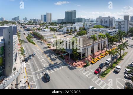 Vue élevée vers Collins Avenue et Lincoln Avenue dans South Beach, Miami Beach, Miami, Floride, États-Unis d'Amérique, Amérique du Nord Banque D'Images