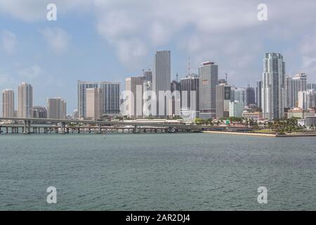 Vue sur le centre-ville depuis Mac Arthur Causeway, Miami Beach, Miami, Floride, États-Unis d'Amérique, Amérique du Nord Banque D'Images