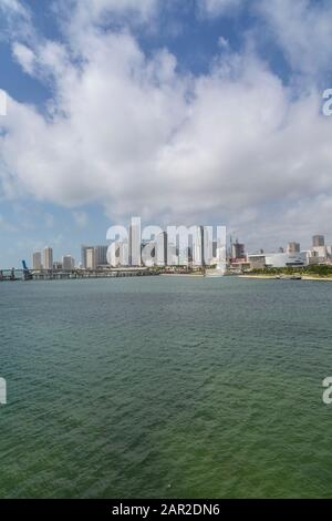 Vue sur le centre-ville depuis Mac Arthur Causeway, Miami Beach, Miami, Floride, États-Unis d'Amérique, Amérique du Nord Banque D'Images