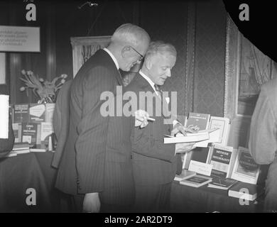 Exposition de livres scientifiques, ouverture par le maire Dailly Date : 15 mars 1950 mots clés : ouvertures, maires Nom personnel : Ailly, Arnold Jan d' Banque D'Images