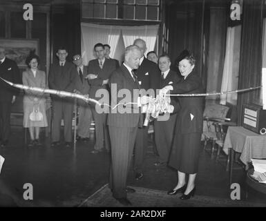 Exposition de livres scientifiques, ouverture par le maire Dailly Date : 15 mars 1950 mots clés : ouvertures, maires Nom personnel : Ailly, Arnold Jan d' Banque D'Images