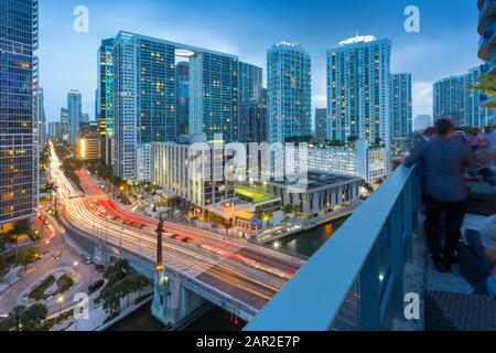 Bar sur le toit surplombant la circulation sur Birckell Avenue au crépuscule, Miami, Floride, États-Unis d'Amérique, Amérique du Nord Banque D'Images