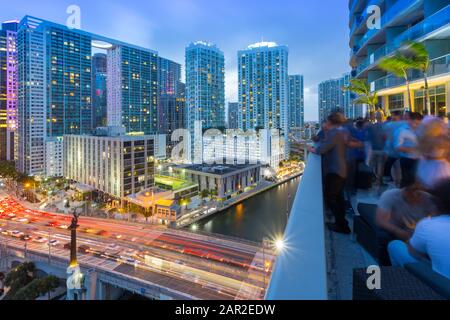 Bar sur le toit surplombant la circulation sur Birckell Avenue au crépuscule, Miami, Floride, États-Unis d'Amérique, Amérique du Nord Banque D'Images