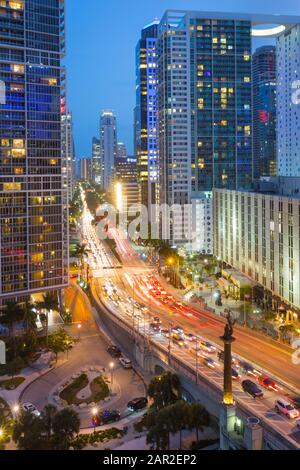 Vue depuis le bar situé sur le toit surplombant la circulation sur Birckell Avenue au crépuscule, Miami, Floride, États-Unis d'Amérique, Amérique du Nord Banque D'Images