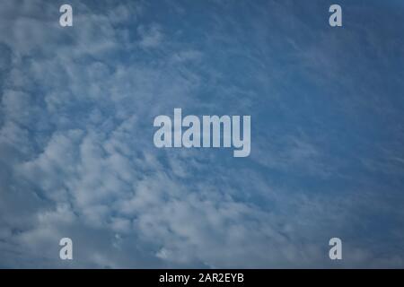 Nuages légers avec ciel bleu . nuage et ciel bleu dans la belle journée . Ciel nuageux spectaculaire. Magnifique ciel bleu Avec un arrière-plan de nuages incroyable. Forme i Banque D'Images