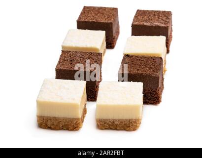 Jeu de mini-morsures de chocolat et de fromage à la vanille isolées sur blanc Banque D'Images