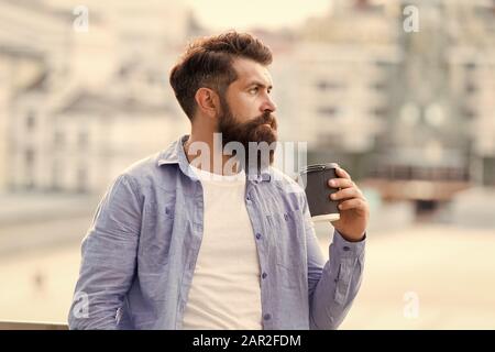 Grandes idées viennent d'un très bon café. L'homme de boire du café à emporter. Le café du matin. Hipster matures profiter de boissons chaudes. Homme barbu vous détendre en plein air. Pause café concept. Accro à la caféine. Banque D'Images