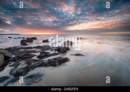 Coucher de soleil sur la plage de Llandanwg près de Barmouth sur la côte nord du Pays de Galles Banque D'Images
