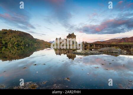 Lever du soleil à Eilean Donan un château de conte de fées sur les shires du Loch Alsh dans les Highlands écossais Banque D'Images