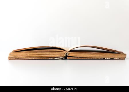 Gros plan d'un ancien livre scientifique ouvert contenant des équations et des graphiques de différents domaines : mathématiques, physique, chimie. Les pages ont les marques de Banque D'Images