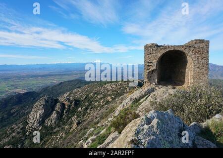 Paysage du sommet de la montagne de Sant Salvador Saverdera avec les ruines du château de Verdera, Espagne, Catalogne, Alt Emporda, province de Gérone Banque D'Images