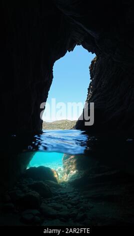 A l'intérieur d'une petite grotte sur la rive de la mer, vue partagée sur et sous la surface de l'eau, mer méditerranéenne, Espagne, Costa Brava, Catalogne, Cap de Creus Banque D'Images