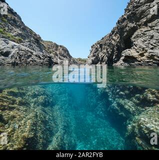 Côte rocheuse méditerranéenne avec un passage entre les rochers, vue partagée sur et sous la surface de l'eau, Espagne, Costa Brava, Catalogne, Cap de Creus Banque D'Images