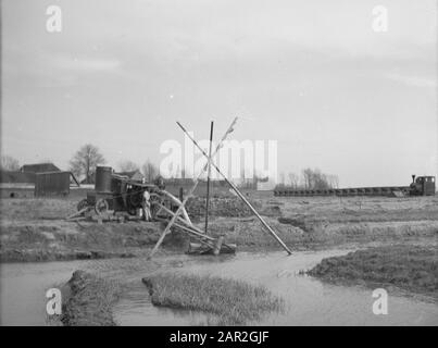 Canaux, travail, outils, serpents Date : non daté mots clés : canaux, serpents, outils, travail Banque D'Images