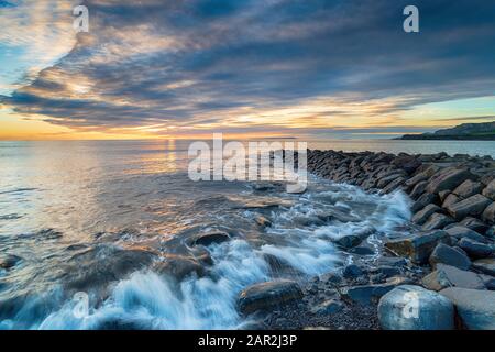 Coucher de soleil spectaculaire sur les vestiges de la jetée de Clavell à Kimmeridge Bay, sur la côte jurassique de Dorset Banque D'Images