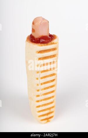 Savoureux hot dog français avec ketchup. Une collation chaude vendue dans les stations-service. Fond clair. Banque D'Images