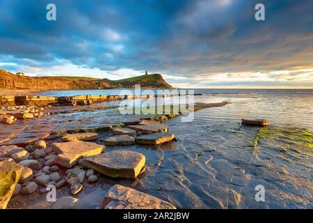 Une soirée ensoleillée à Kimmeridge Bay sur la côte jurassique de Dorset Banque D'Images