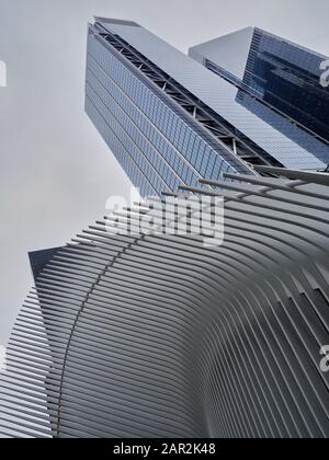 Angle tourné vers le haut vers l'Oculus et les gratte-ciel à façade de verre sur Manhattan, New York Banque D'Images